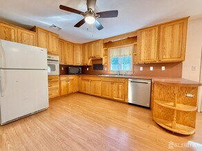 452 Cranbury Rd in East Brunswick, NJ - Building Photo - Building Photo