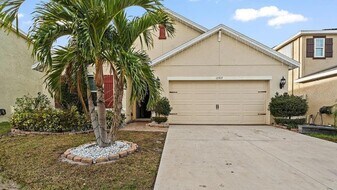 12017 Gillingham Harbor Ln in Gibsonton, FL - Building Photo
