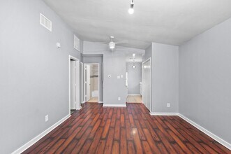7617 Meador Ave in Austin, TX - Foto de edificio - Building Photo