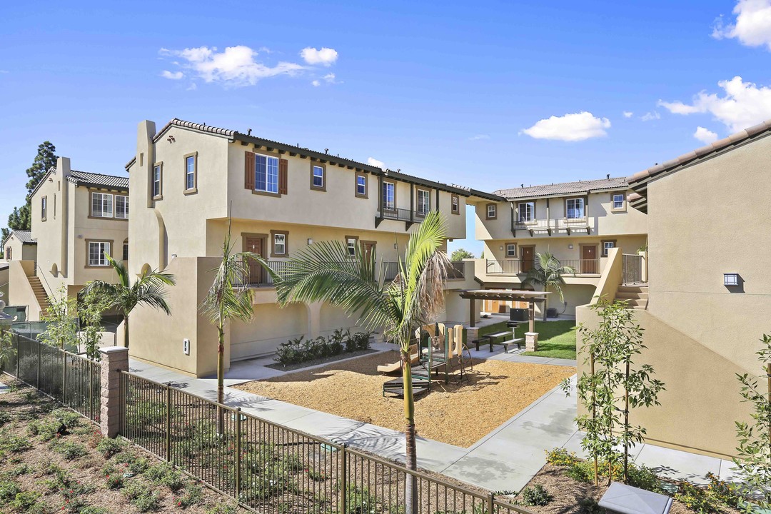 Parkview Apartments in Buena Park, CA - Foto de edificio