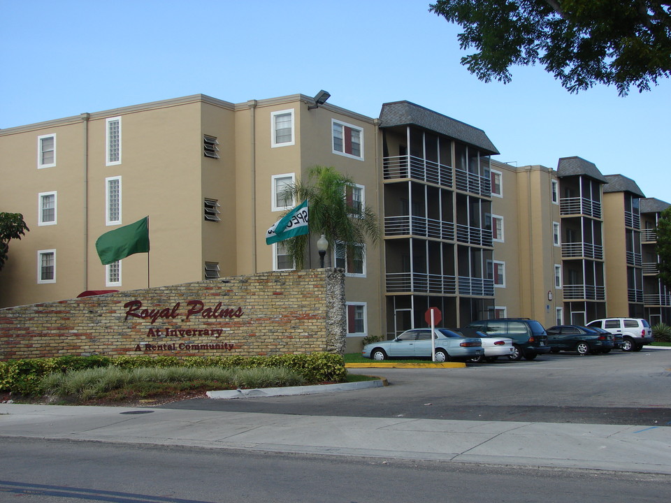 Royal Palms at Lauderhill in Lauderhill, FL - Foto de edificio