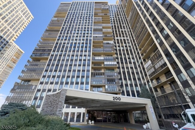 200 Winston Dr in Cliffside Park, NJ - Building Photo - Building Photo