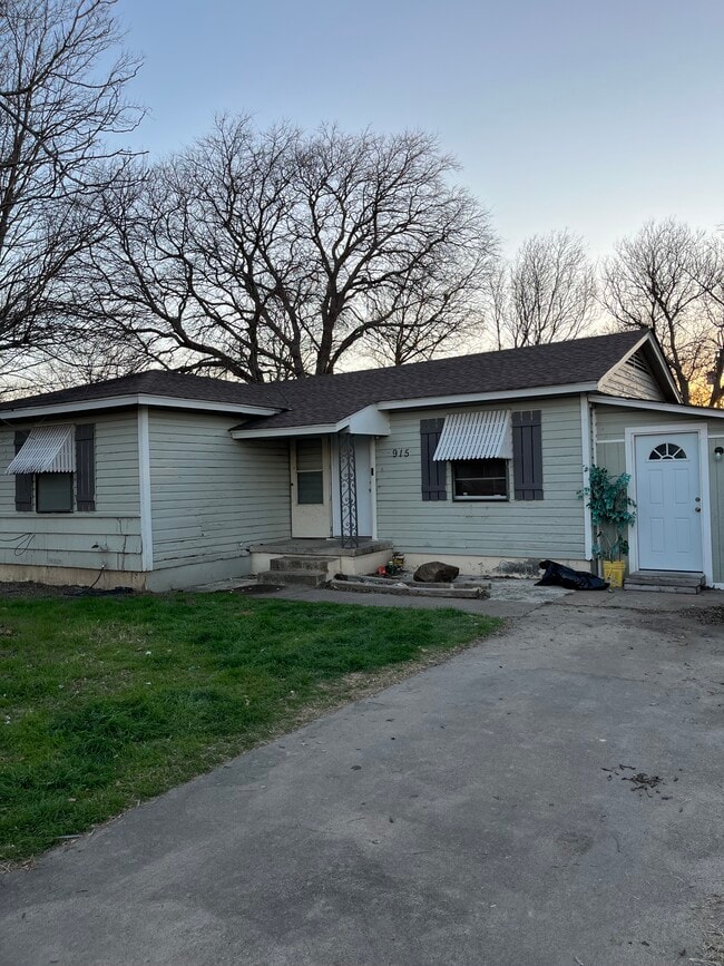 property at 915 S 8th St