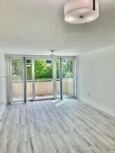 8050 NW 8th St in Miami, FL - Building Photo - Building Photo