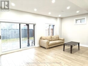 22 Pine Hill Cres in Aurora, ON - Building Photo - Building Photo