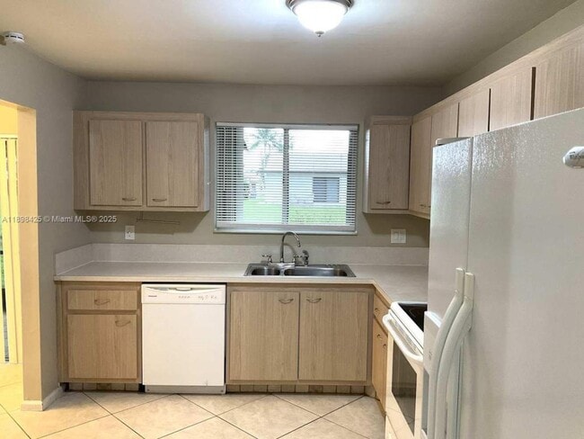 2069 Discovery Cir W in Deerfield Beach, FL - Building Photo - Building Photo