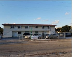 10983 SW 4th St in Miami, FL - Foto de edificio - Building Photo