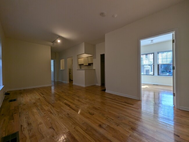 658 W Cornelia Ave, Unit 11 in Chicago, IL - Foto de edificio - Building Photo