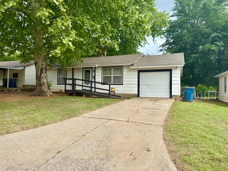1008 Locust Dr in Midwest City, OK - Foto de edificio