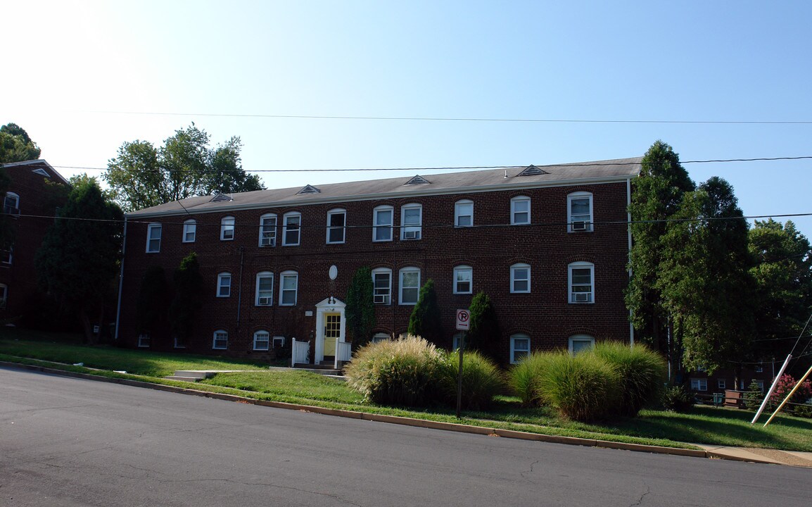 Erdo House in Arlington, VA - Building Photo