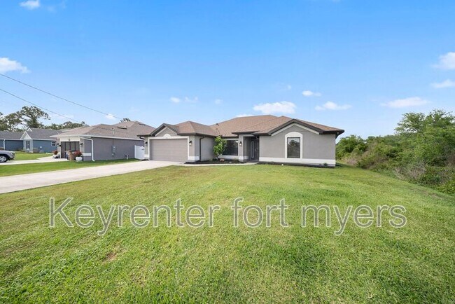 490 Windermere Dr in Lehigh Acres, FL - Building Photo - Building Photo