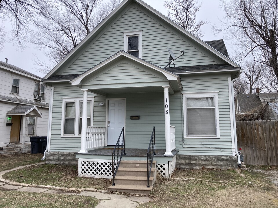 108 N Poplar St in Newton, KS - Foto de edificio