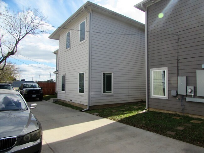 3249 Dixie Dr in Houston, TX - Foto de edificio - Building Photo