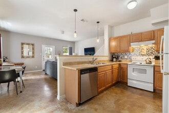 7807 Kingsbury Wood in San Antonio, TX - Foto de edificio - Building Photo