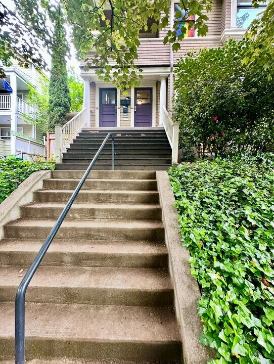 1534 SW Montgomery St in Portland, OR - Building Photo