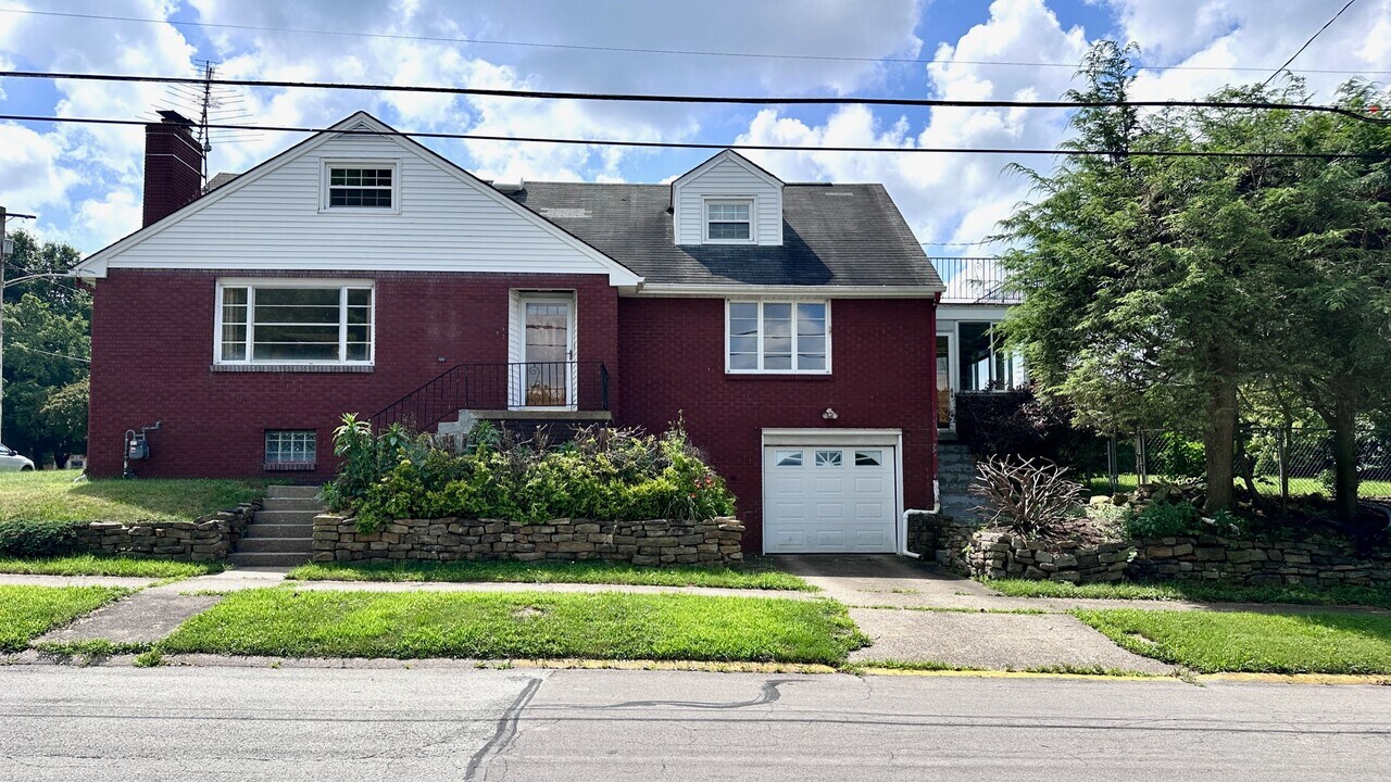 800 Welty St in Greensburg, PA - Building Photo