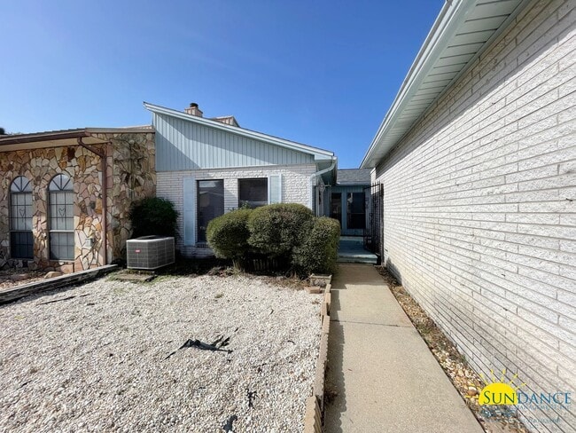 property at 932 Holbrook Cir