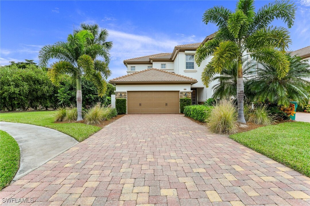 8023 Players Cove Dr in Naples, FL - Foto de edificio