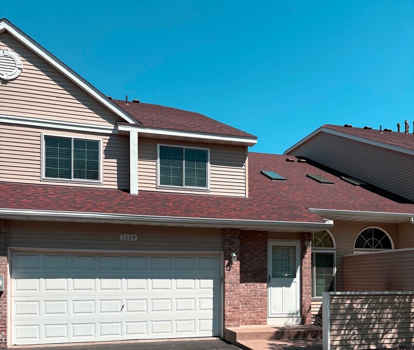 1119 Pecks Woods Dr in New Brighton, MN - Building Photo