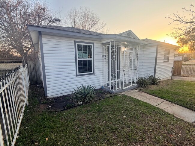 2118 Burnet St in San Antonio, TX - Foto de edificio - Building Photo