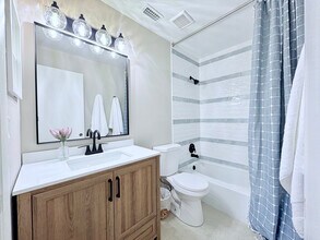 2050 Oleander Blvd in Fort Pierce, FL - Foto de edificio - Building Photo