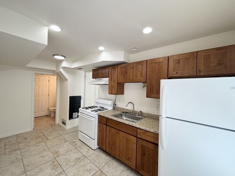 2385 S Main St in South Salt Lake, UT - Building Photo