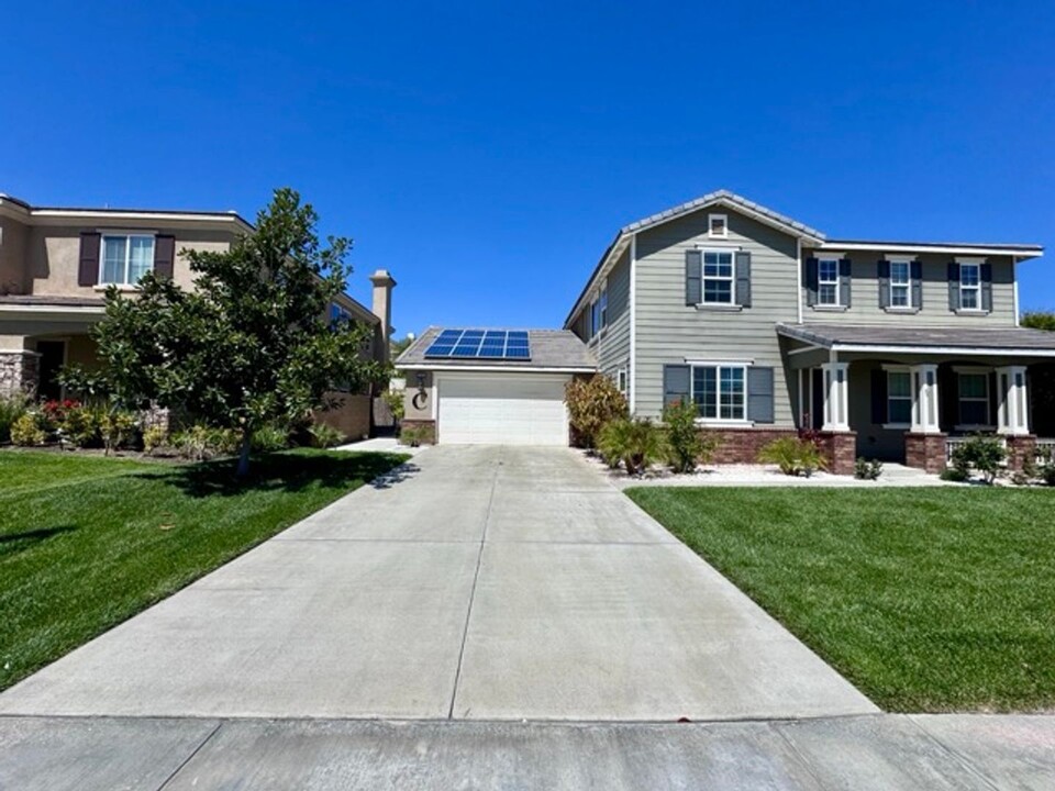 28451 Nautical Cir in Menifee, CA - Building Photo