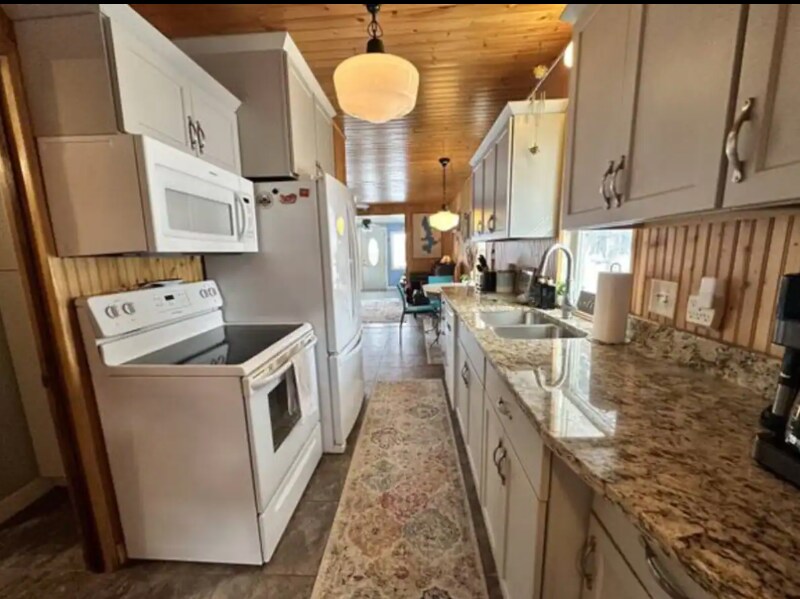 13724 Sunset Dr in Orleans, IA - Building Photo