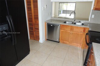 10104 NW 41st St in Doral, FL - Building Photo - Building Photo