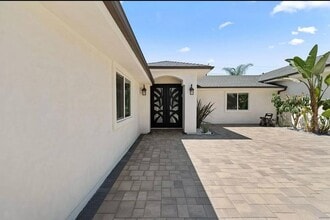 6243 Berquist Ave in Woodland Hills, CA - Foto de edificio - Building Photo