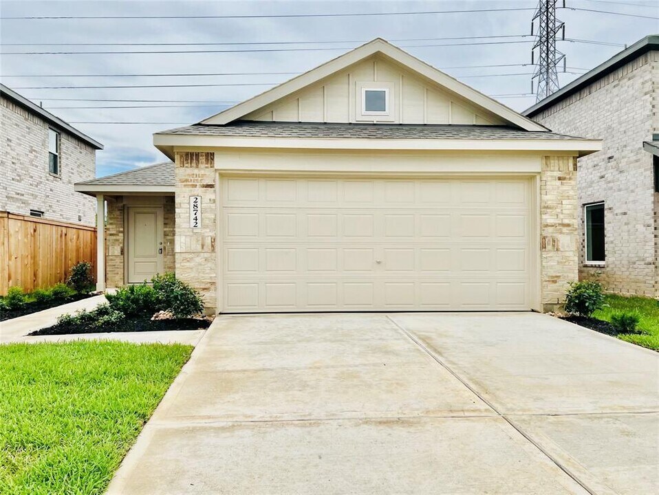 28742 Texas Plns Dr in Hockley, TX - Building Photo