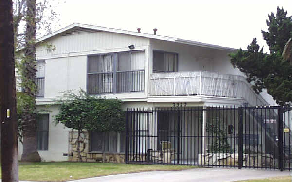 Variel Garden in Canoga Park, CA - Foto de edificio - Building Photo