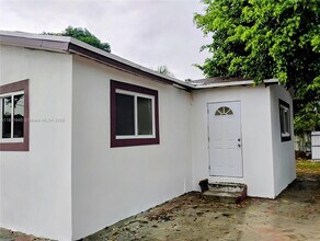 2311 NW 103rd St in Miami, FL - Building Photo - Building Photo