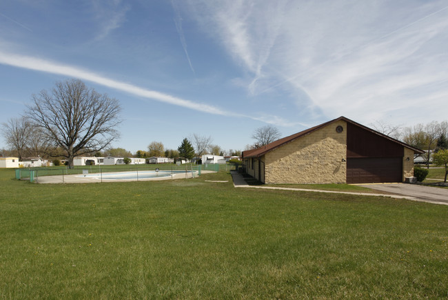 Holiday Estates Mobile Home Park in Canton, MI - Foto de edificio - Building Photo