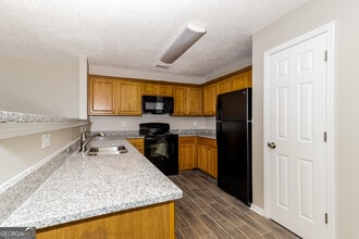 5319 Creekview Way in Morrow, GA - Foto de edificio - Building Photo