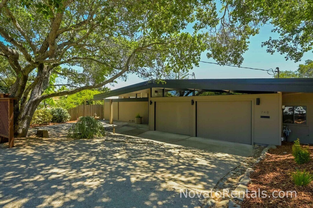 748 Beechnut Ct in San Rafael, CA - Foto de edificio