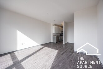 2340 N California Ave, Unit 504 in Chicago, IL - Foto de edificio - Building Photo