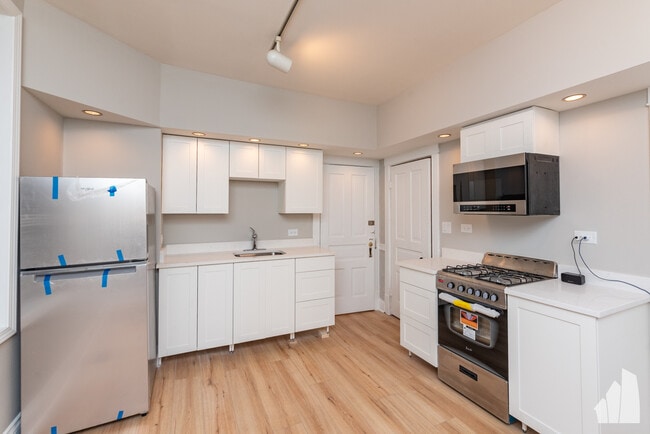 2334 N Southport Ave, Unit 1F in Chicago, IL - Foto de edificio - Building Photo