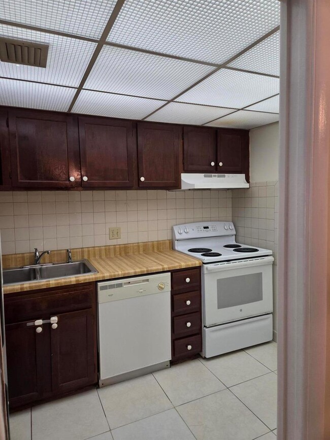 3750 Inverrary Dr, Unit 2C in Lauderhill, FL - Building Photo - Building Photo