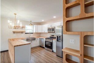 526 7th Ave SW in Cedar Rapids, IA - Building Photo