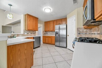 1802 Whispering Forest Dr in Houston, TX - Building Photo - Building Photo