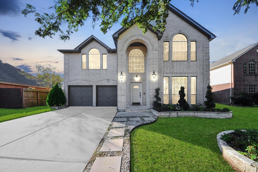 811 Childers Ct in Stafford, TX - Building Photo