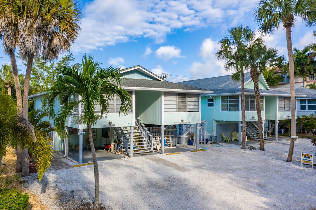 235-245 Mango St in Ft. Myers, FL - Building Photo