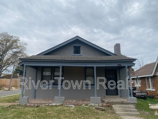 property at 865 N Evergreen St