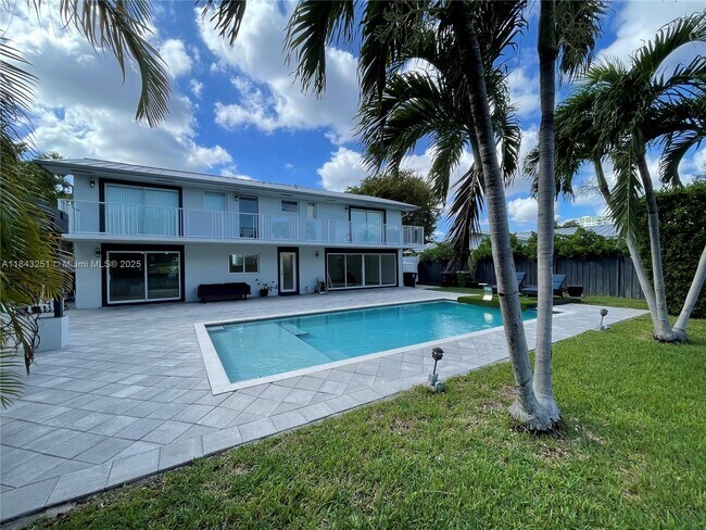 2067 NE 121st Rd in North Miami, FL - Building Photo - Building Photo