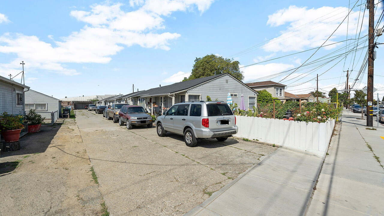 21911 Meekland Ave in Hayward, CA - Building Photo