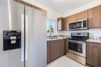 7940 NW 12th Ct-Unit -B in Miami, FL - Foto de edificio - Building Photo