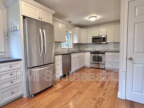 44 Lathrop Rd in Waterford, CT - Building Photo - Building Photo