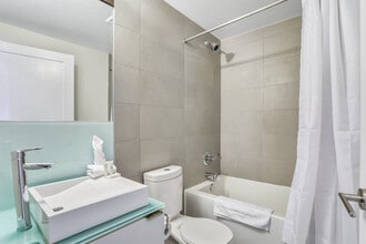 300 Front St W, Unit SI ID1471519P in Toronto, ON - Building Photo - Building Photo