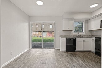 Creekside Village Townhomes in Searcy, AR - Building Photo - Interior Photo